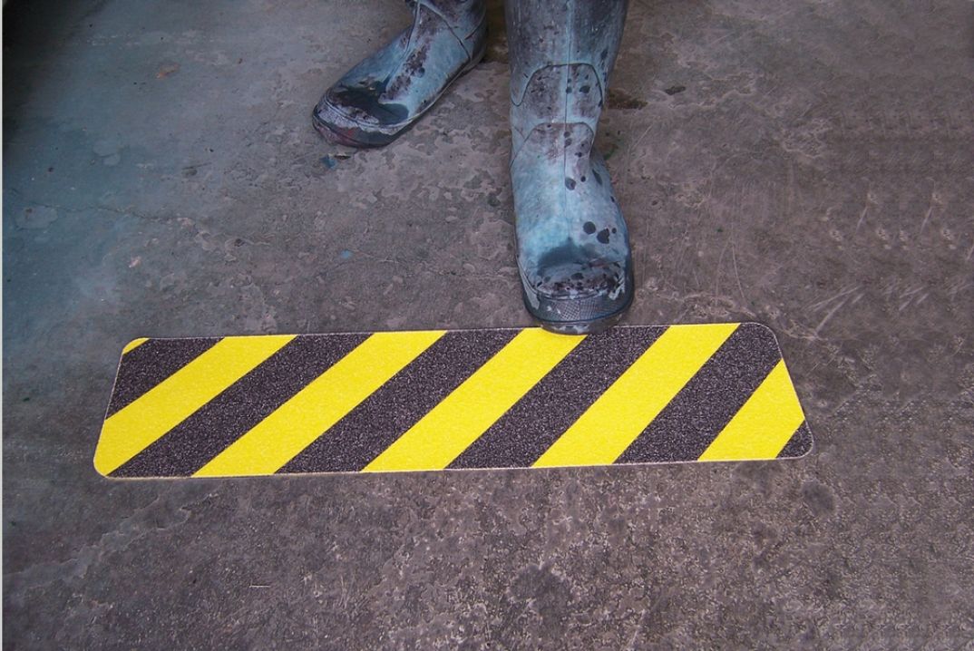 WALL END-HOLDER ENGRAVED SIGN HOLDERS